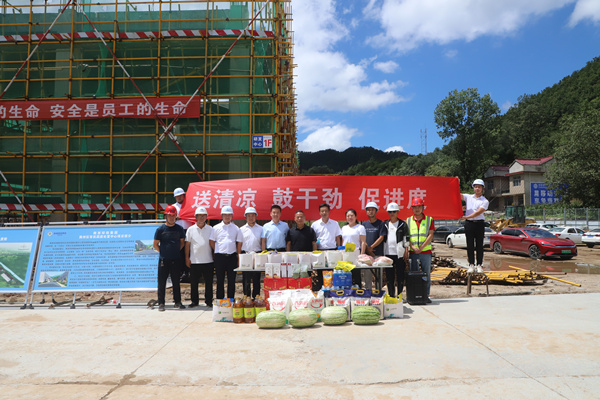365体育官网集团开展“送清凉”活动 关爱一线职工 365体育官网集团开展“送清凉”活动 关爱一线职工