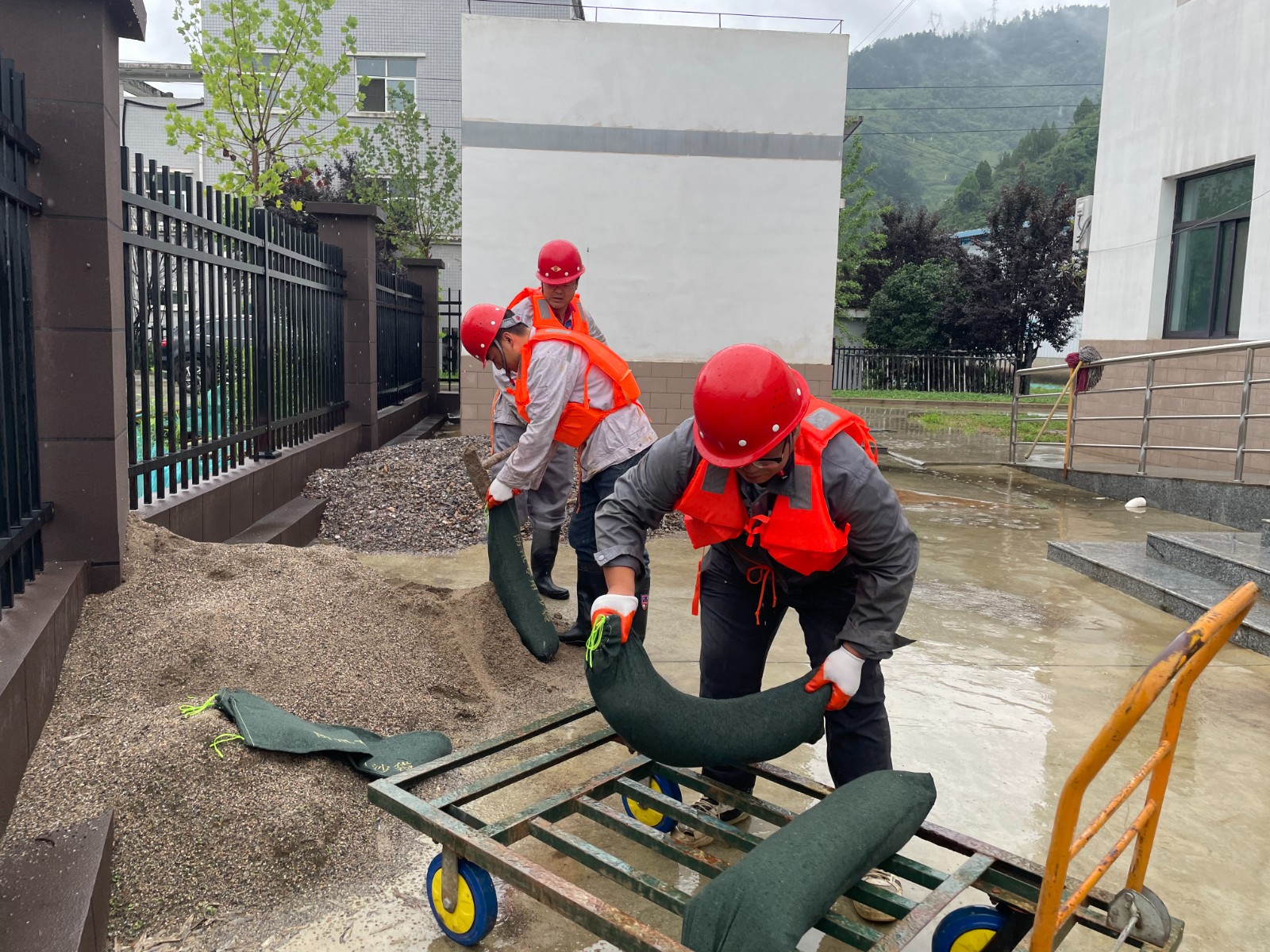 水情形公司:绝不松懈强继续 守牢防汛清静线 水情形公司:绝不松懈强继续 守牢防汛清静线